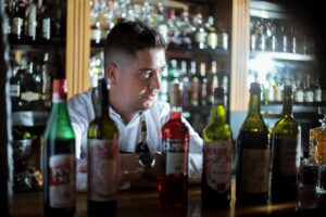 bar, barman, bauturi, alcool, campari