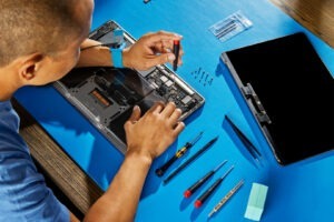 Apple-EU-Self-Service-repair-MacBook-Air_big.jpg.large_2x