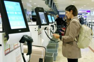self-checking-at-geneva-airport-900x600