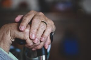 batran, femeie, carja, verigheta, azil pensie, pensionar