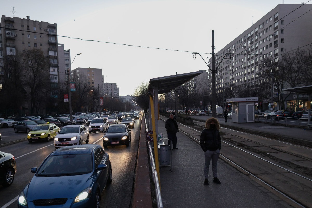 masini trafic bucuresti capitala statie tramvai