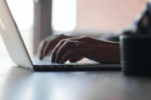 online, discutie online, laptop, digitalizare