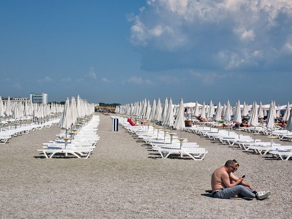 statiunea mamaia litoral plaja sezlonguri umbrele