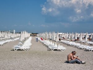 statiunea mamaia litoral plaja sezlonguri umbrele