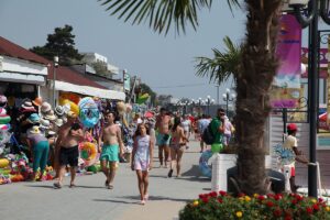 litoral, sezon estival, vara, plaja, turisti, turism, costinesti, statiuni, nisip, marea neagră, sezlong, aglomeratie