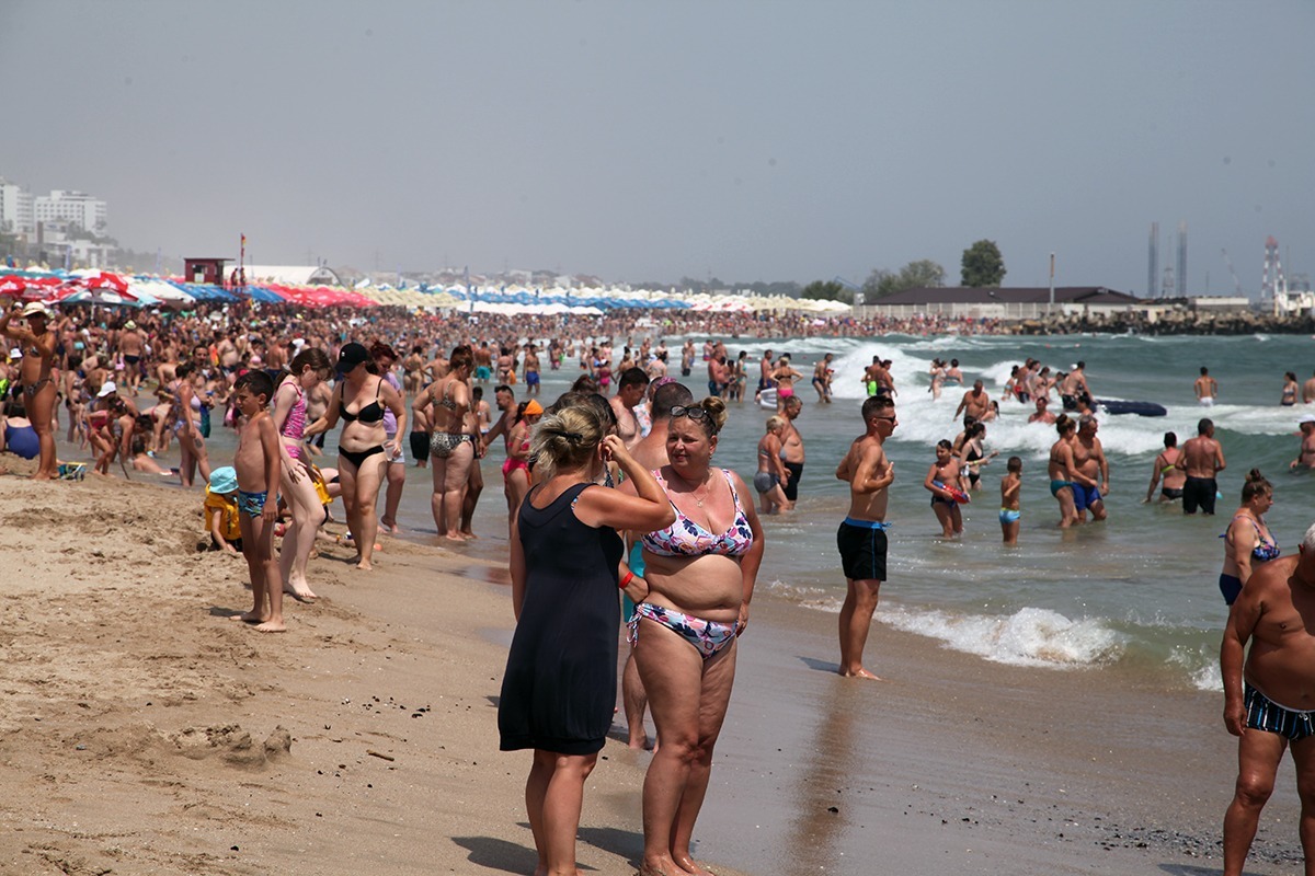 litoral, sezon estival, vara, plaja, turisti, turism, eforie, statiuni, nisip, marea neagră, sezlong, aglomeratie