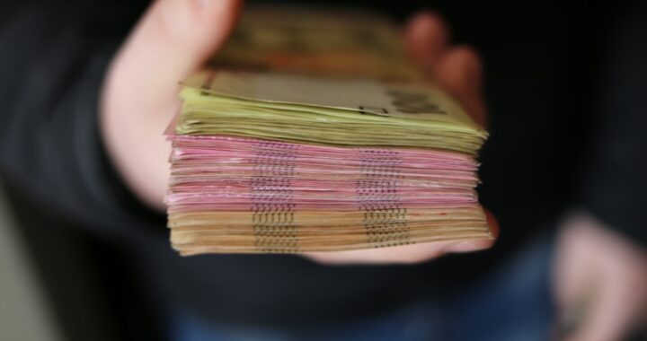 cash, bani, plati, plata, evaziune fiscala, mita, spaga, coruptie