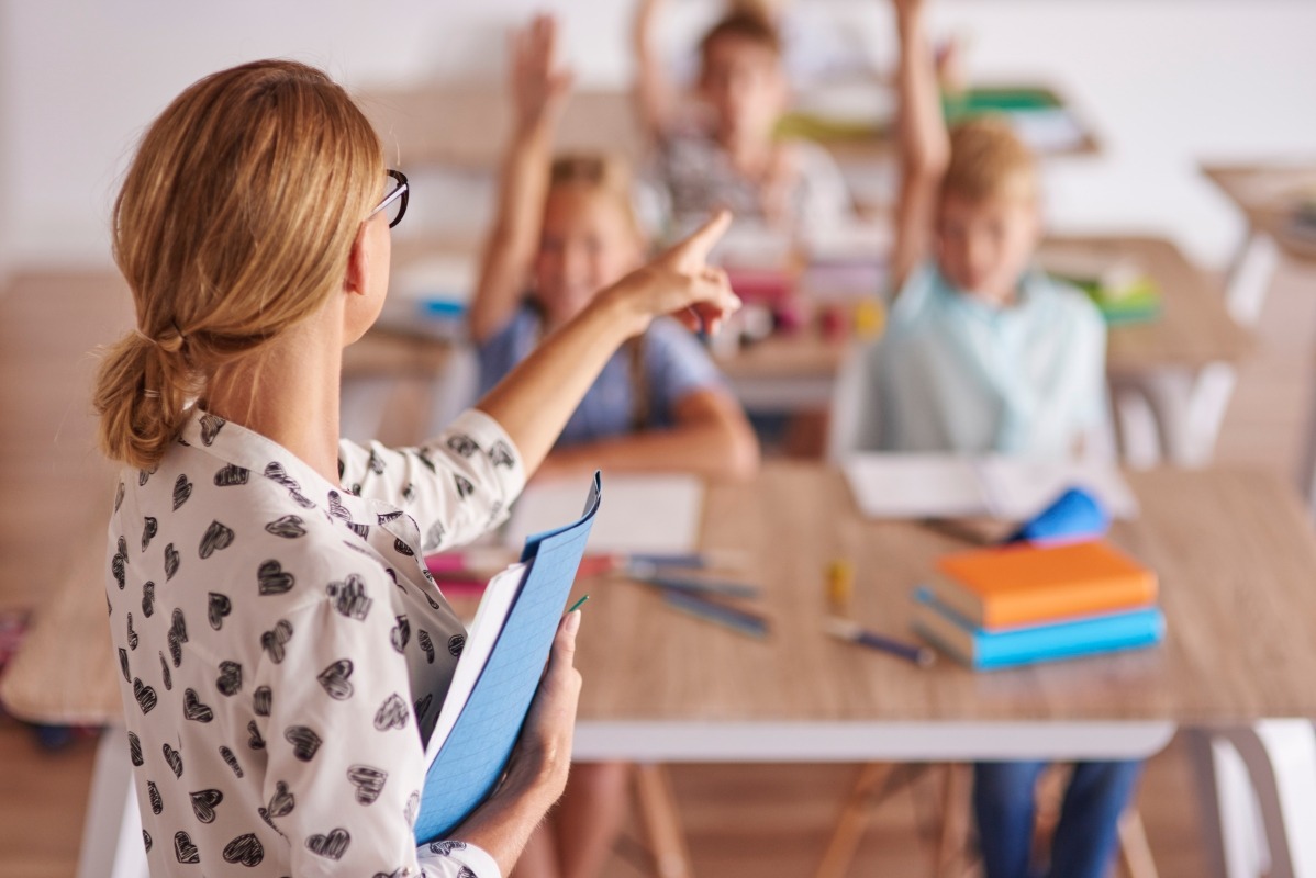 profesoara clasa copii maini ridicate raspuns Teacher and her aspiring pupils