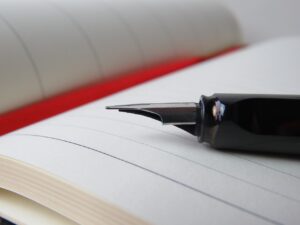 stilou, caiet, caligrafie, dictare, scoală, examen, elevi