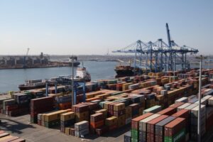 portul constanta, remorchere, cargo, nave, vapoare, cereale, cale ferate port, dane, transport, containere, macarale, marfuri, comert, export, import, silozuri, cereale ucrainene (2)