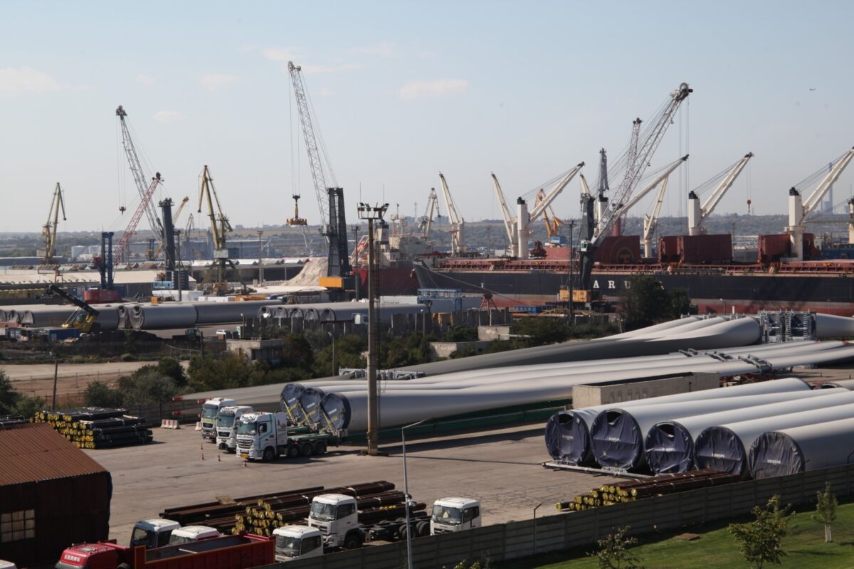 portul constanta, remorchere, cargo, nave, vapoare, cereale, cale ferate port, dane, transport, containere, macarale, marfuri, comert, export, import, silozuri, cereale ucrainene (20)