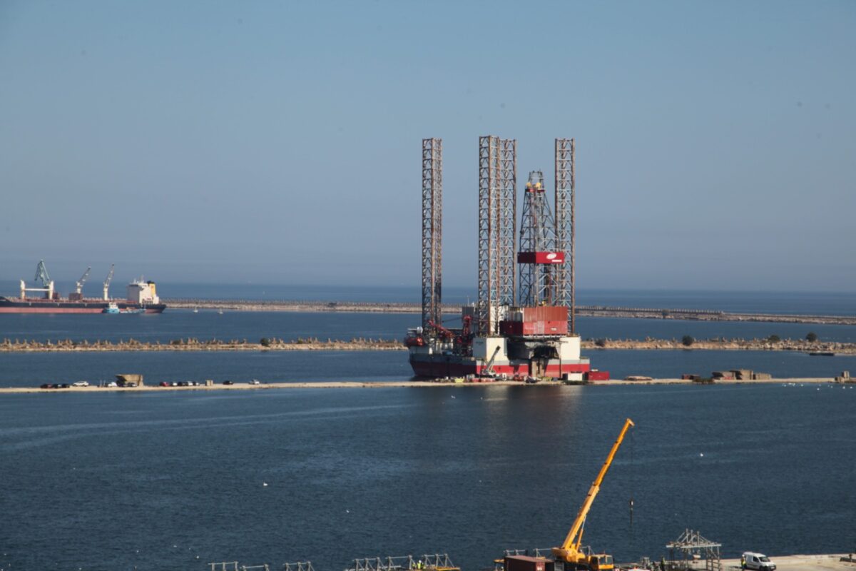 portul constanta, remorchere, cargo, nave, vapoare, cereale, cale ferate port, dane, transport, containere, macarale, marfuri, comert, export, import, silozuri, cereale ucrainene (25)