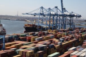 portul constanta, remorchere, cargo, nave, vapoare, cereale, cale ferate port, dane, transport, containere, macarale, marfuri, comert, export, import, silozuri, cereale ucrainene (5)