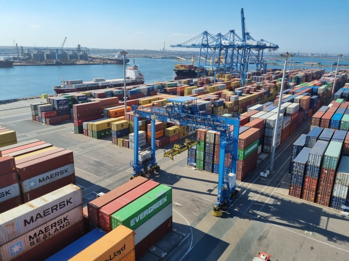portul constanta, remorchere, cargo, nave, vapoare, cereale, cale ferate port, dane, transport, containere, macarale, marfuri, comert, export, import, silozuri, cereale ucrainene (8)
