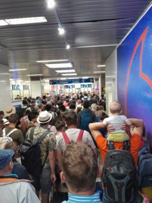 Inghesuiala pasapoarte aeroportul Otopeni Henri Coanda