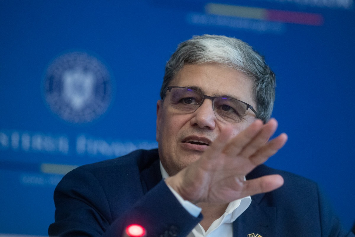 Marcel Bolos, ministrul Finantelor