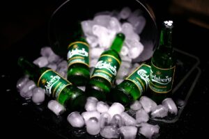 carlsberg rece bere gheata bautura alcool party