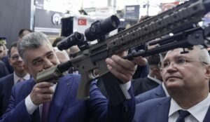 Nicolae Ciuca si Marcel Ciolacu mitraliera arma
