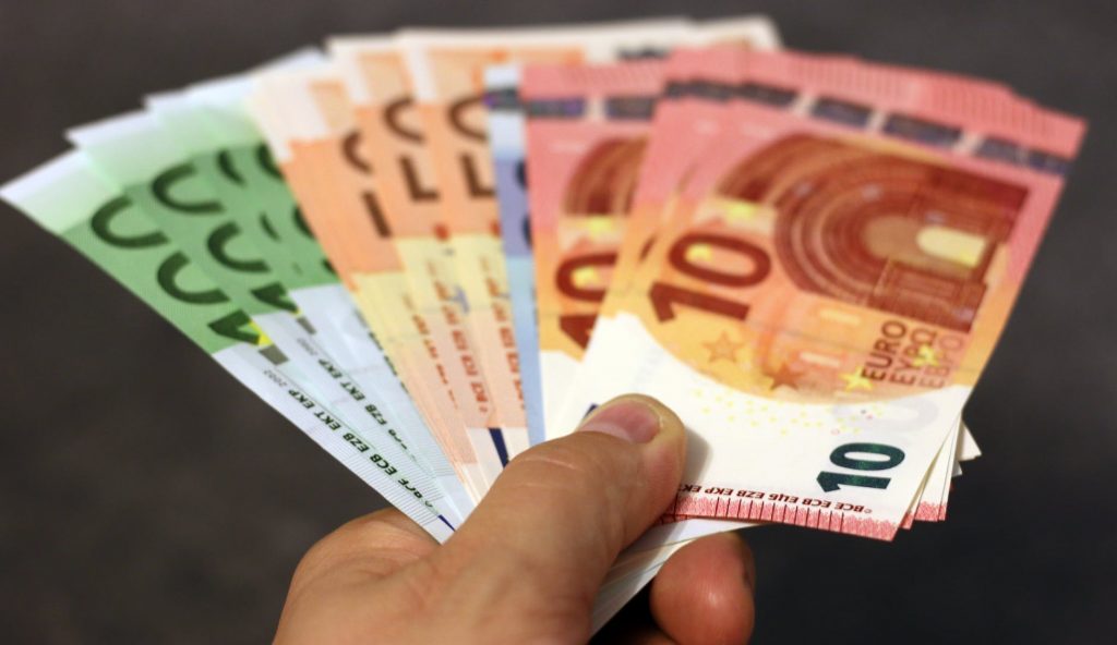 bani-euro-salariu-pexels-1024x592