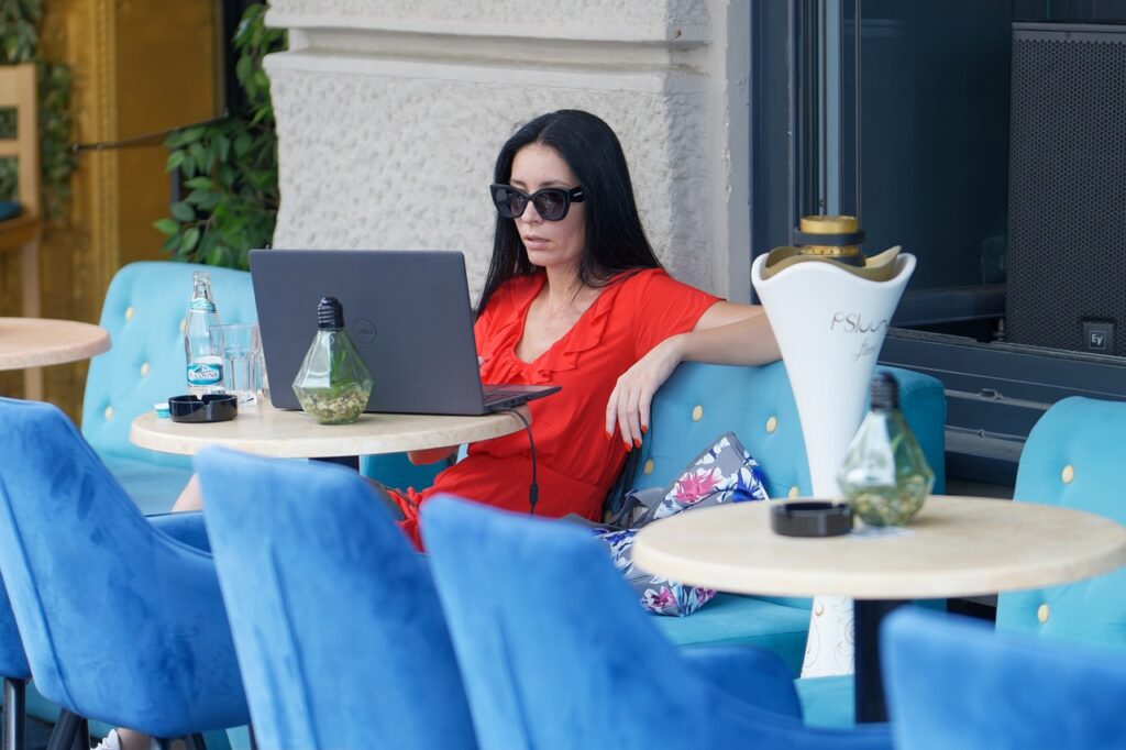 lucru la distanta, nomazi digitali, lucrat la distanta din cafenea
