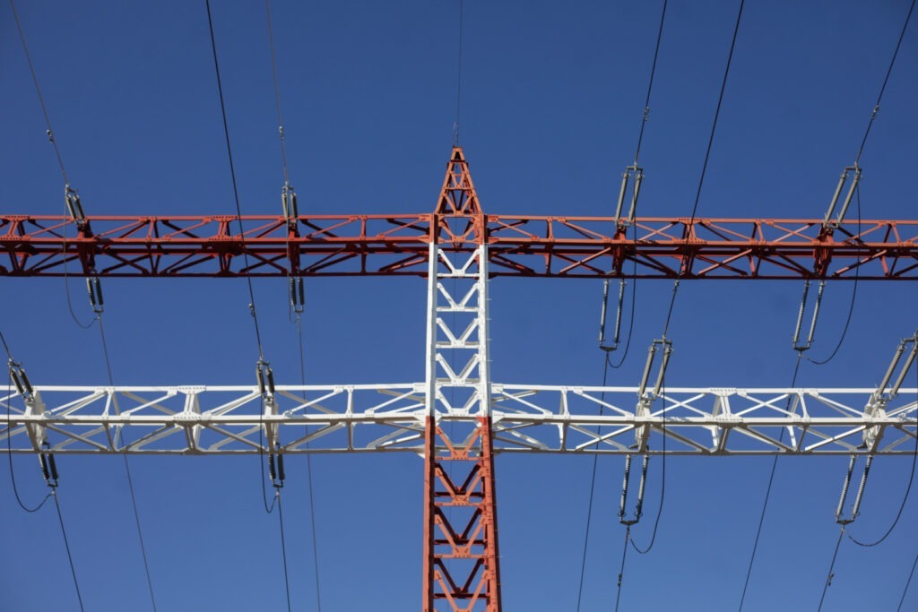 cabluri curent curent electric electricitate energie infrastructura linii de curent linii de curent de inalta tensiune stalpi facturi factura distributie distributie energie