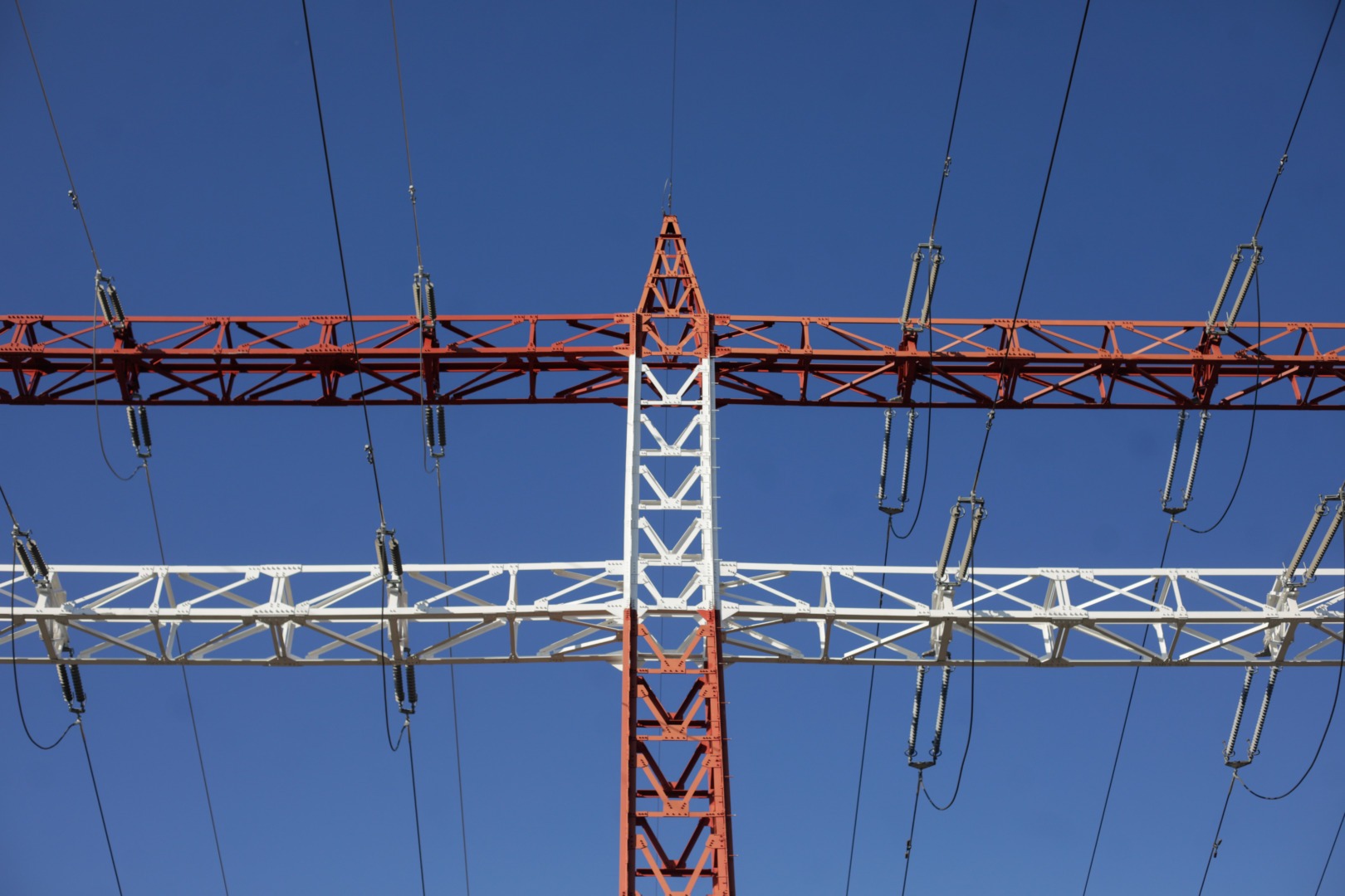 cabluri curent curent electric electricitate energie infrastructura linii de curent linii de curent de inalta tensiune stalpi facturi factura distributie distributie energie
