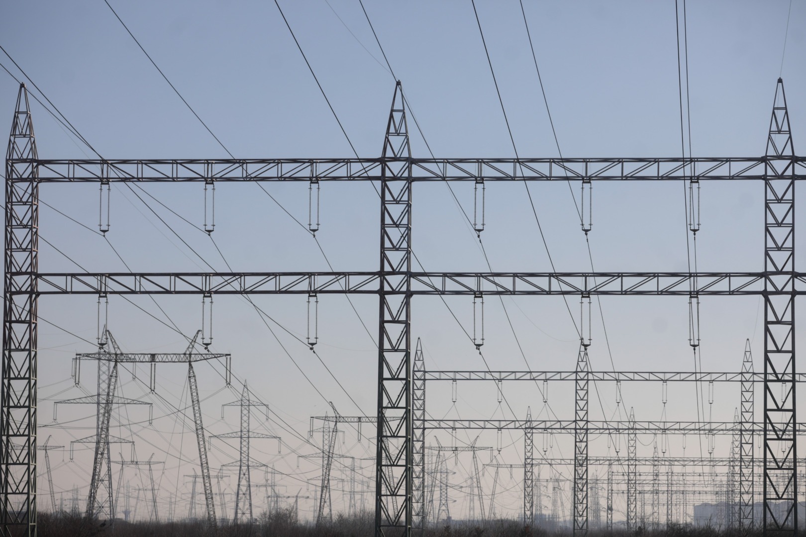 cabluri curent curent electric electricitate energie infrastructura linii de curent linii de curent de inalta tensiune stalpi facturi factura distributie distributie energie