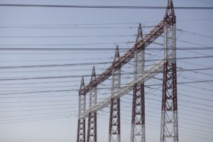 cabluri curent curent electric electricitate energie infrastructura linii de curent linii de curent de inalta tensiune stalpi facturi factura distributie distributie energie
