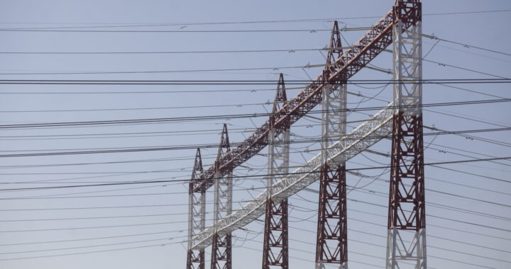 cabluri curent curent electric electricitate energie infrastructura linii de curent linii de curent de inalta tensiune stalpi facturi factura distributie distributie energie