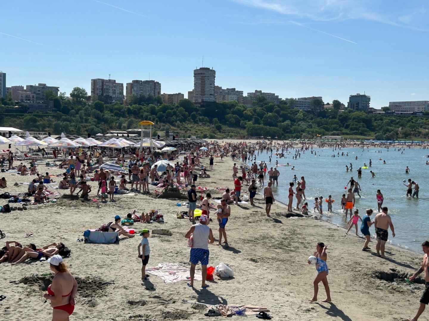 plaja, turisti, constanta, soare, canicula, vacanta, concediu, mare