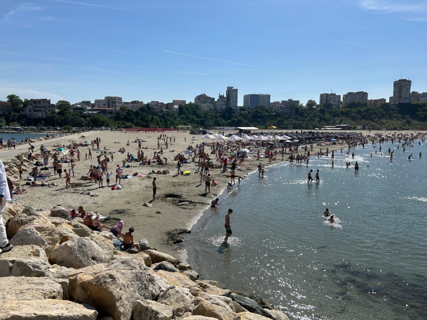 plaja, turisti, constanta, soare, canicula, vacanta, concediu, mare