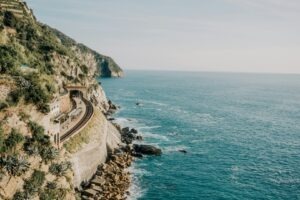 tren mare vacanta italia coasta feroviar
