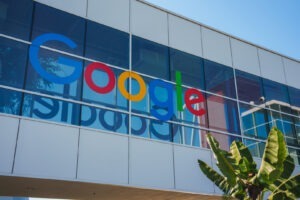 logo-ul google pe unul dintre sediile companiei