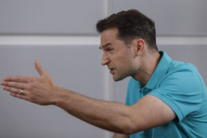 sebastian burduja gest cu mana