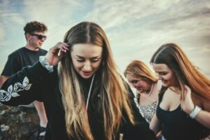 tineri, adolescenti, copii, prieteni