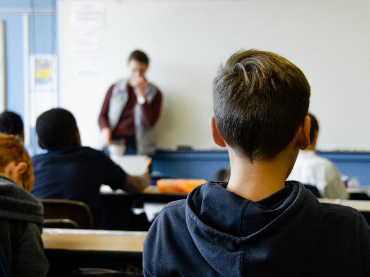 batch_Elev Singur Banca Ore Curs Baiat Spate Back Profesor Tabla Predare Alone taylor-flowe-4nKOEAQaTgA-unsplash