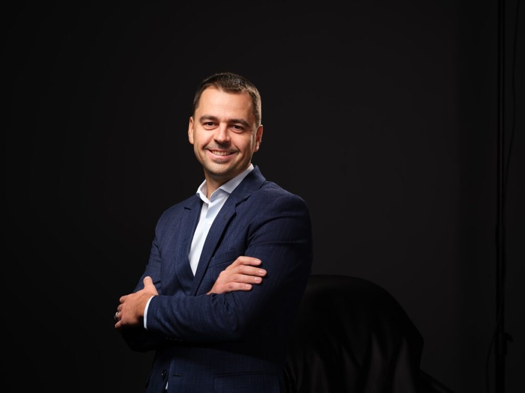 Adrian Rus, Komoder