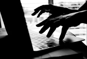 spionaj, hacking, cyberware, warfare, razboi hibrid, tehnologie, atac informatic, cyberattack, protectie siguranta cibernetica, informatic