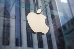 logo-ul apple pe geamul unui magazin al companiei