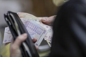 bani, lei, salariu, salariu minim, venit, cass, taxa, taxe, impozit