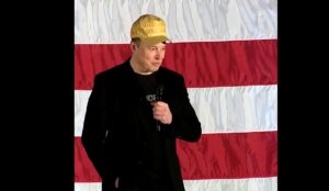 elon musk cu sapca aurie make america great again iar pe fundal steagul sua
