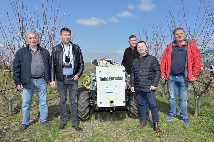 Robofermierul, robot agricultura