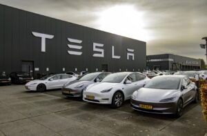 masini electrice tesla la o reprezentanta a companiei