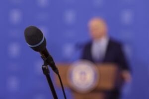 Ilie Bolojan, conferință Cotroceni, microfon, Cotroceni, presedinte, Administrația prezidentiala, presa
