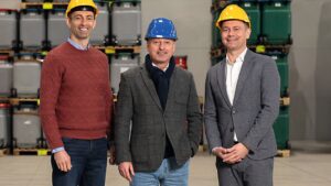 Mewa deschis o filială națională în România la începutul anului 2025: (de la stânga la dreapta) Bogdan Mitea, Site Manager România; George Lazar, Managing Director Europa; László Horváth, Director Comercial Mewa Ungaria (©Mewa)