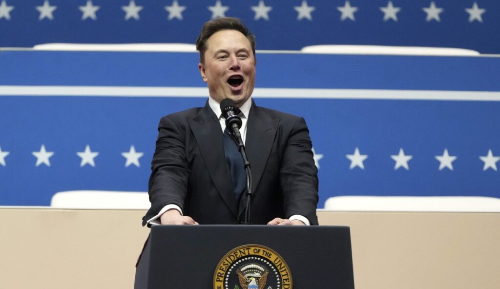 elon musk ține un discurs de la o tribună