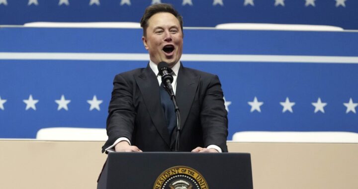 elon musk ține un discurs de la o tribună