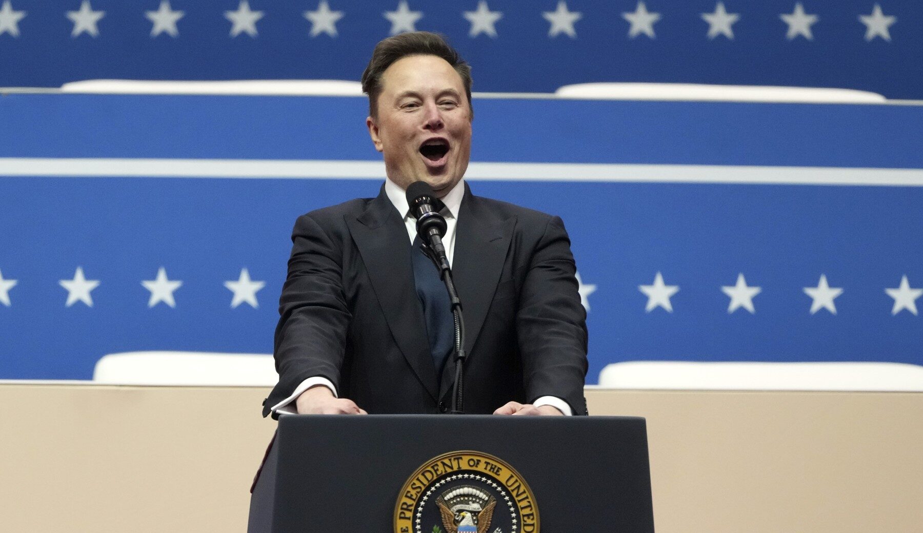 elon musk ține un discurs de la o tribună
