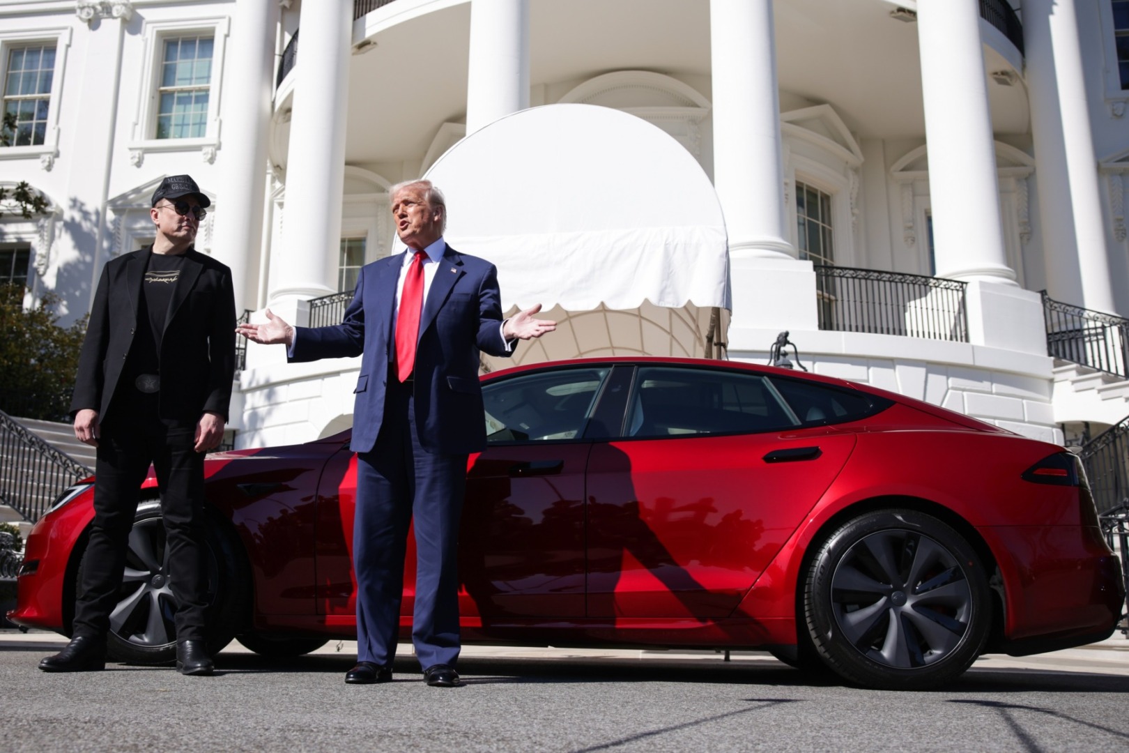 Donald Trump și Elon Musk lângă o mașină Tesla, în curtea Casei Albe