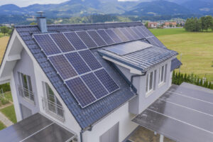 panouri solare pe o casa